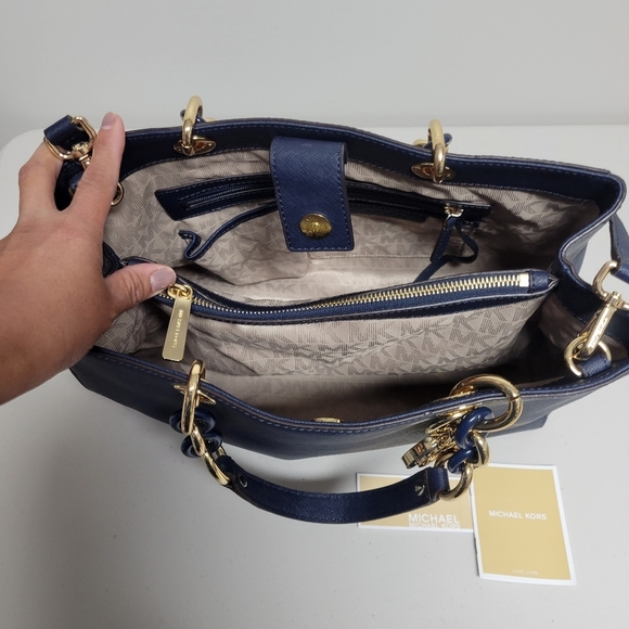 Michael Kors Cynthia Saffiano Leather Satchel. - Picture 10 of 16